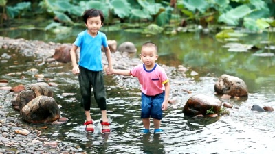 孩子双脚在水中玩慢动作