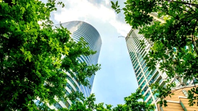 延时摄影 自然在首都，企业大楼在天空和阳光。