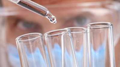 化学家用化学物质做科学实验。特写。