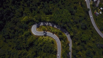 空中飞行 在树林中飞越公路。