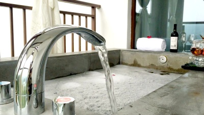 现代浴室内部