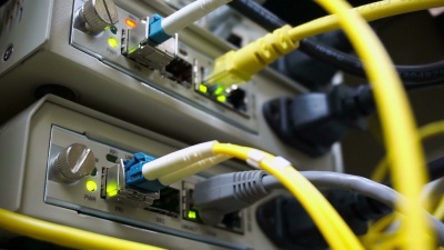 连接电缆和LED指示灯闪烁。Internet服务器与局域网服务器