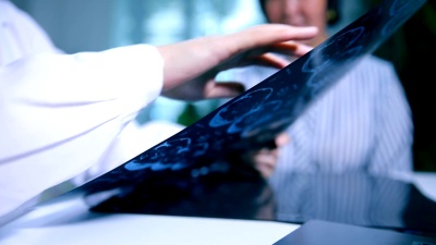 医生向病人展示X光片