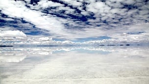 玻利维亚乌尤尼萨拉尔水域的天空反射
