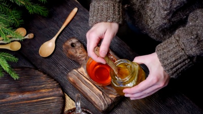 冬天用蜂蜜泡茶取暖