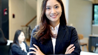 商业女性为工作而微笑