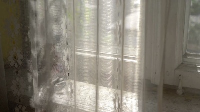 老房子的窗户在 的慢动作中