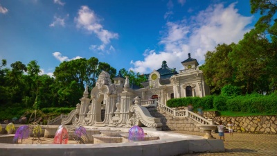 中国晴天珠海著名的新元明公园宫门全景 时差