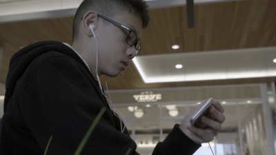 使用手机上网的青少年