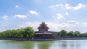 鸟瞰北京的柳树，湖泊和宝塔，时光流逝。