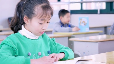 小学生在教室里学习。