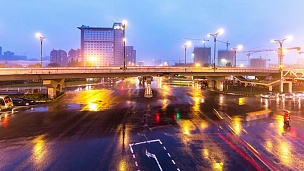 黄昏时分，杭州市中心道路上交通繁忙。