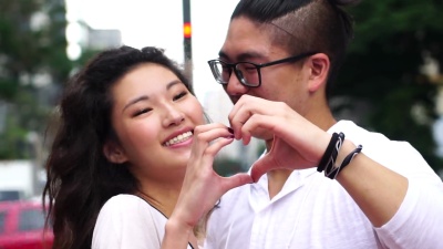 年轻的亚洲夫妇用手做心形