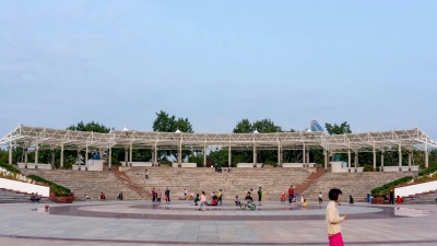 中国厦门-2018年3月17日 时光流逝，白鹭岛上的中国儿童在水上广场玩耍