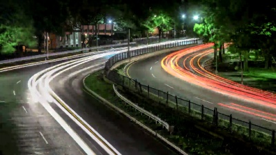 波士顿夜间交通时刻表。繁忙的城市运动沿着Storrow Drive，市中心。