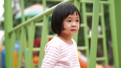 泰国小女孩在操场上攀登和玩耍-视频库存