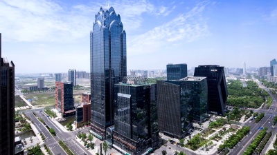 繁忙的交通，现代化的建筑和宁波的城市风光，时光流逝。