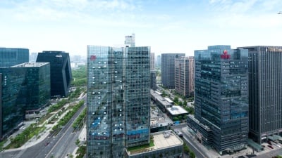 繁忙的交通，现代化的建筑和宁波的城市风光，时光流逝。