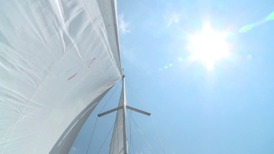   在帆船上日光浴