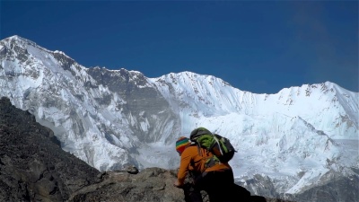 游客攀登喜马拉雅山