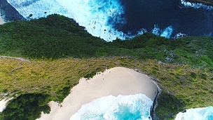 空中俯瞰Kelingking海滩在Nusa Penida，印度尼西亚巴厘岛。鸟瞰无人机 射击。