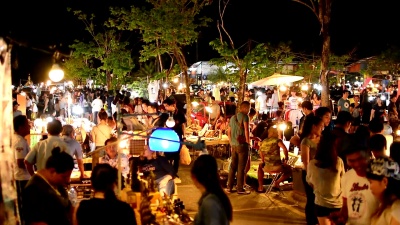 泰国夜市上醒来的人群。