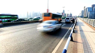 现代城市重庆桥梁上的交通模糊运动，延时摄影。