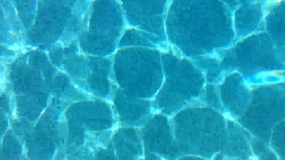 20秒的游泳池水面从上面起涟漪。