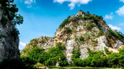 云影掩映下的落基山峰