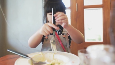 吃意大利面的小女孩