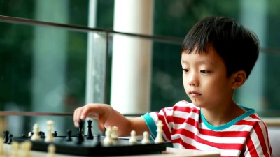 孩子们玩国际象棋
