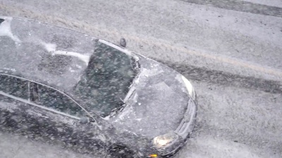 寒冷暴风雪冬日汽车行驶的慢速运动