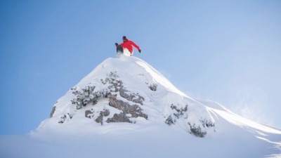 滑雪板运动员从悬崖上跳下