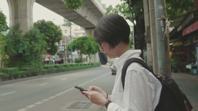 等待出租车或Uber的年轻女子