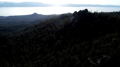 靠近城堡岩石湖Tahoe Sierra Nevada山脉和茂密的松林加利福尼亚荒野