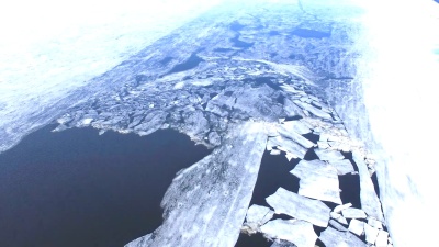  。在结冰的河流上空飞行。