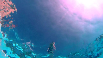 跳入游泳池并在水下游泳