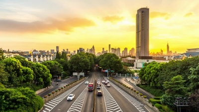 繁忙的道路与现代城市中心区的现代建筑延时摄影