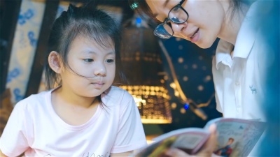母亲和女儿一起读睡前故事