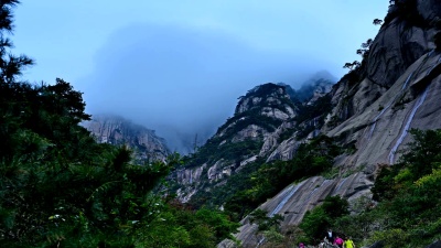 游客们下山了