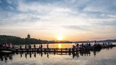 日落时湖上的风人行天桥在云天中时间的流逝