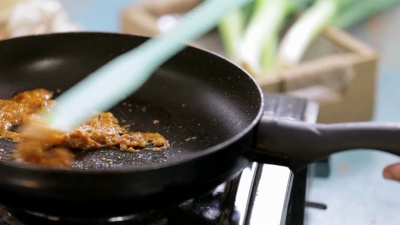炒 在炉子上的平底锅里煮咖喱酱