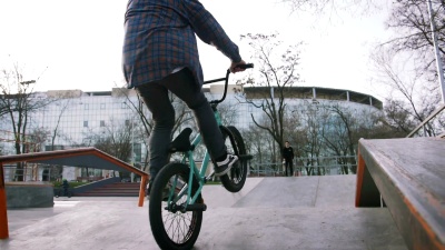 BMX车手在街道广场做特技，自行车特技车手在混凝土溜冰场，超慢动作