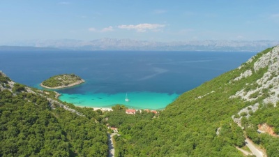 WS鸟瞰晴朗，田园诗般的海湾(海滩)，Trpanj，克罗地亚