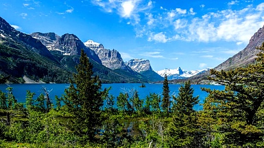 圣玛丽湖的春天-在美国蒙大拿州冰川国家公园，高云穿越蓝色圣玛丽湖及其周围陡峭山脉的全景延时视频。