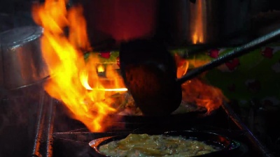 F 特写烹饪特写镜头的F 剪辑Suki用铁锹在平底锅上炒，泰国传统食物，亚洲食物