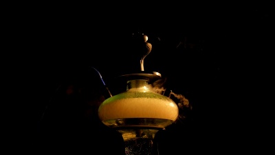 酒廊咖啡厅上的黄色水烟。慢动作