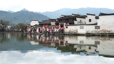 游客在中国宏村的中国古宅旅行。