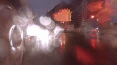在雨夜城市开车- -