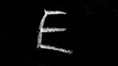 五颜六色的书写字母停止运动。口语课程理念。